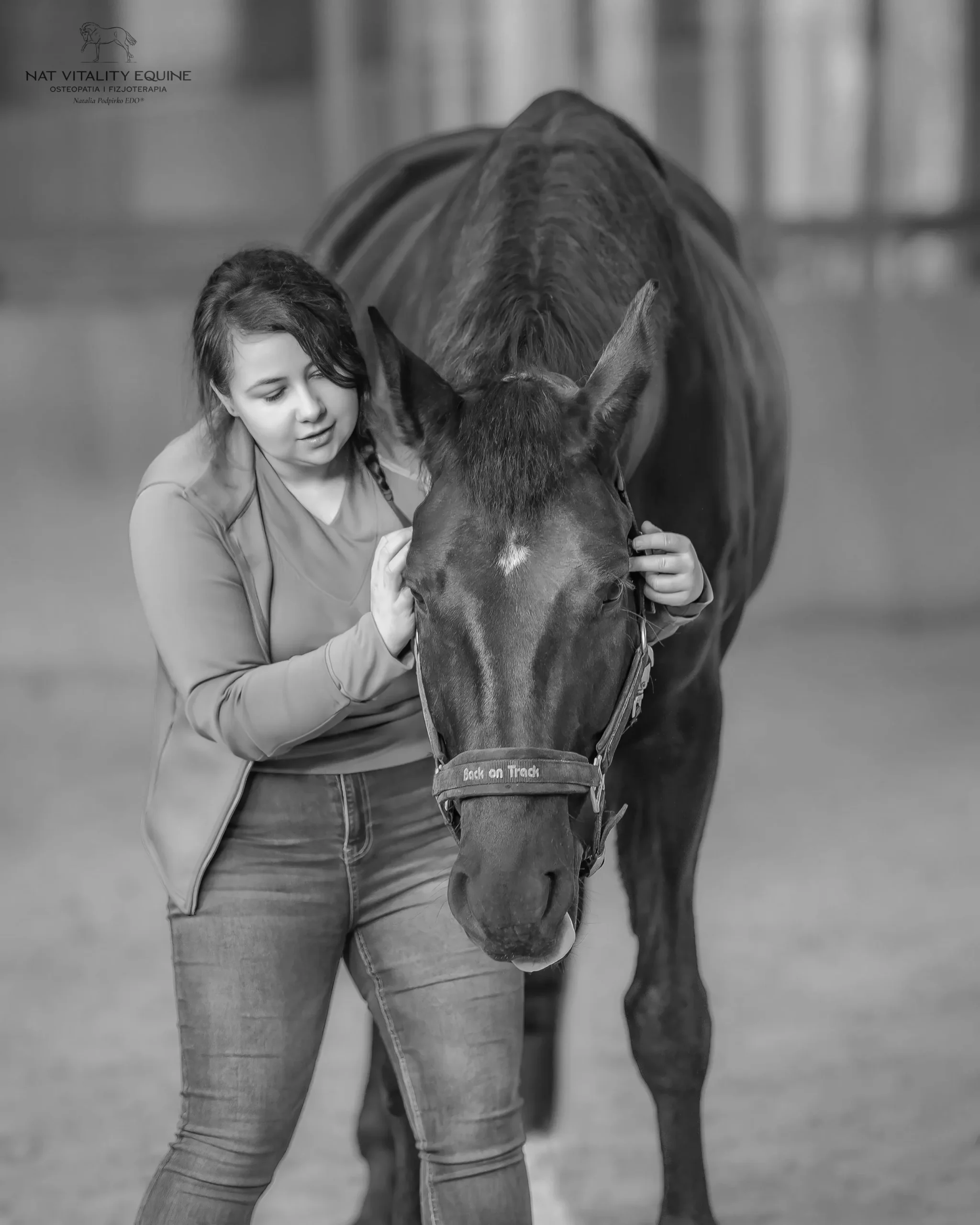 Kobieta przytulająca konia, pokazująca relację opartą na zaufaniu i spokoju podczas pracy terapeutycznej