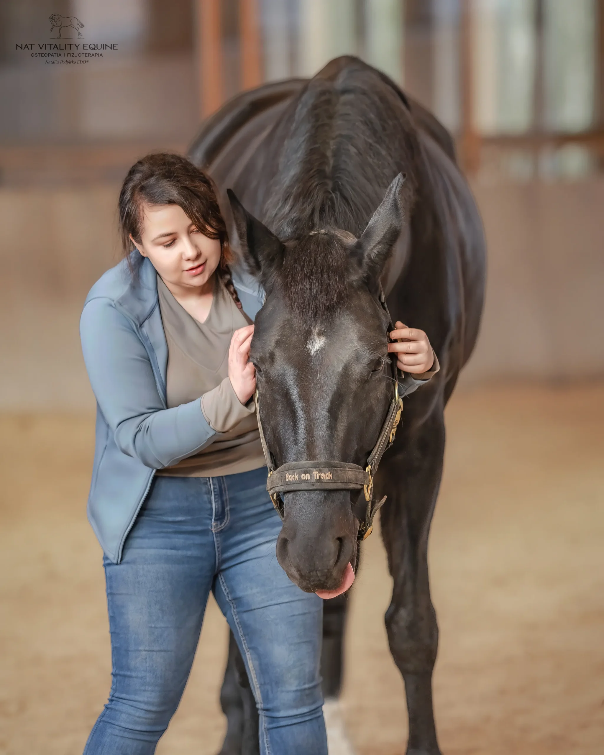 Kobieta obejmująca konia